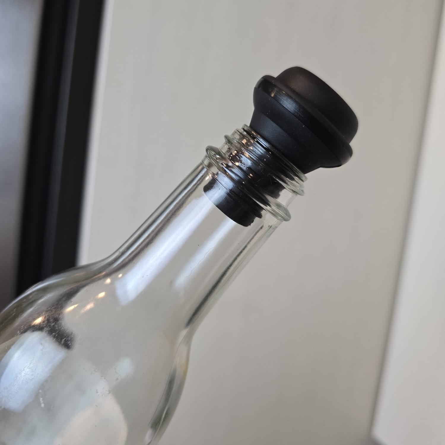 Vacuum seal wine stopper compatible with VidaVac vacuum sealer